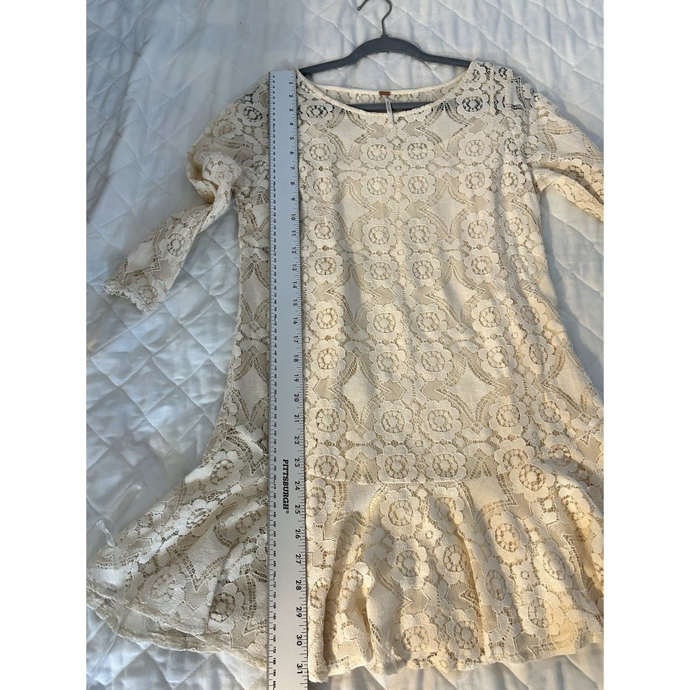 Free People Sz 8 Beige Lace Mini Dress Ruffled Peplum Hem Romantic Boho Whimsy - Picture 10 of 11